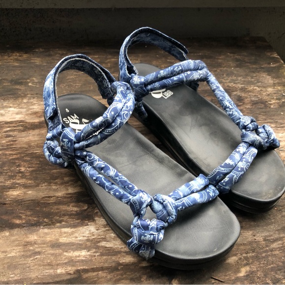 Sam & Libby Women's Multi Blue Fabric Sandal Rubber Sole Adjustable Strap Size 8 - Picture 8 of 11